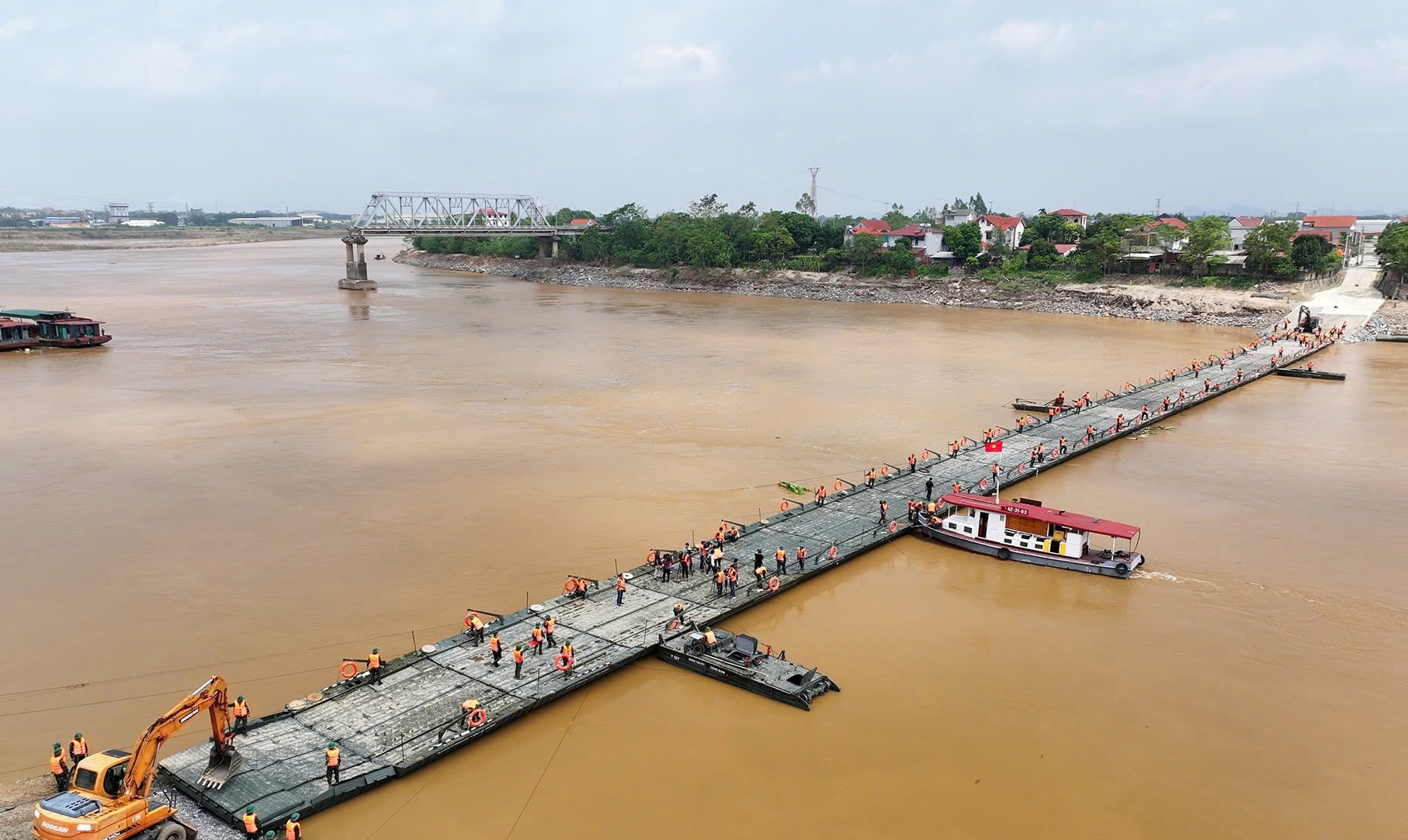 Quân đội cắt cầu phao Phong Châu do nước lũ sông Hồng dâng cao - 1