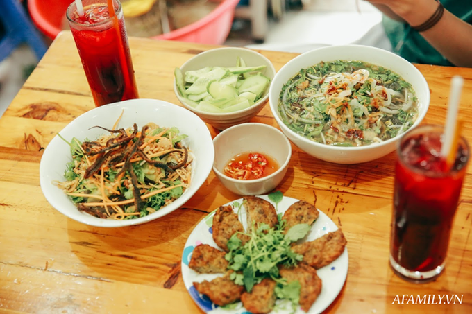 Hàng miến lươn hơn 3 thập kỷ ở ngã tư Chân Cầm - Lý Quốc Sư, dù mùa đông hay nắng hè đổ lửa vẫn bán cả tạ lươn mỗi ngày - Ảnh 6.
