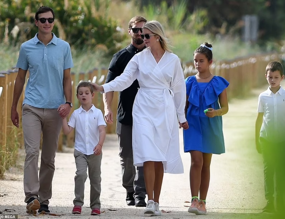Ivanka Trump xuất hiện trang nhã với váy trắng - 4 Ivanka Trump xuất hiện trang nhã với váy trắng - 4