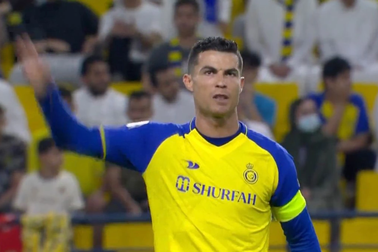 Tức tối tỏ thái độ với trọng tài, C.Ronaldo bị trừng phạt