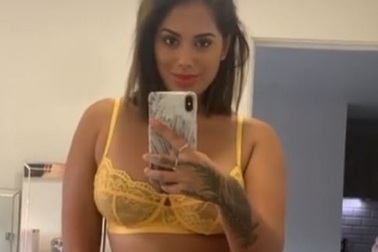 Dàn người đẹp đua nhau chụp ảnh gợi cảm khi ở nhà