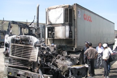 Xe container chở sữa chua bốc cháy dữ dội