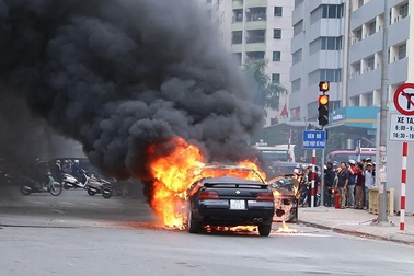 Ô tô con bốc cháy nghi ngút trên đường phố Hà Nội