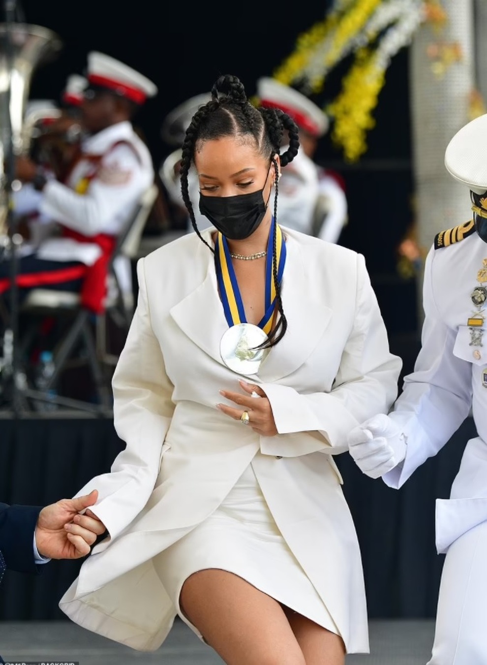 La cantante Rihanna fue honrada como heroína nacional por su ciudad natal de Barbados - 3