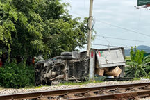 Tàu hỏa hất văng xe tải, 2 người thương vong