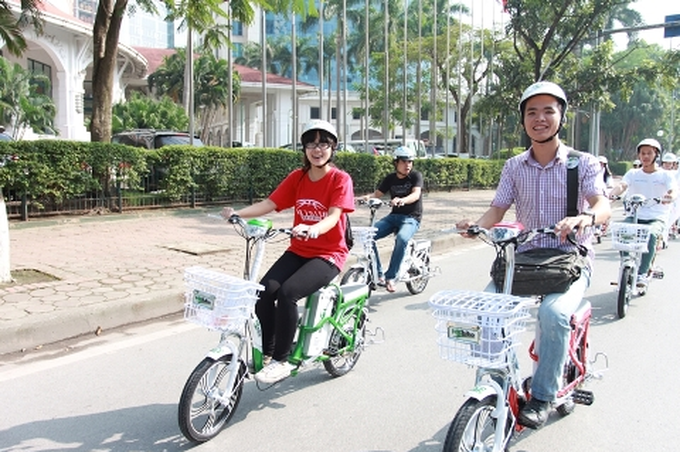 Điều chỉnh tư thế ngồi lái xe thoải mái là cách đi xe đạp điện an toàn.