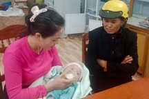 Bé gái 4 tháng tuổi bị bỏ trước nhà dân trong đêm