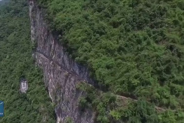 Người đàn ông bền bỉ suốt 36 năm đào kênh qua 3 quả núi dẫn nước về làng