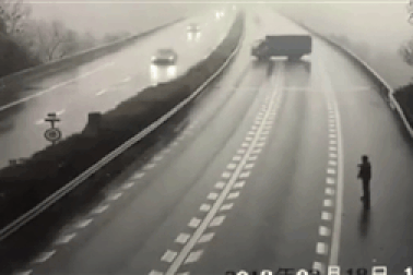 Trung Quốc: Đâm xe liên hoàn do tài xế xe tải ngang nhiên quay đầu trên cao tốc