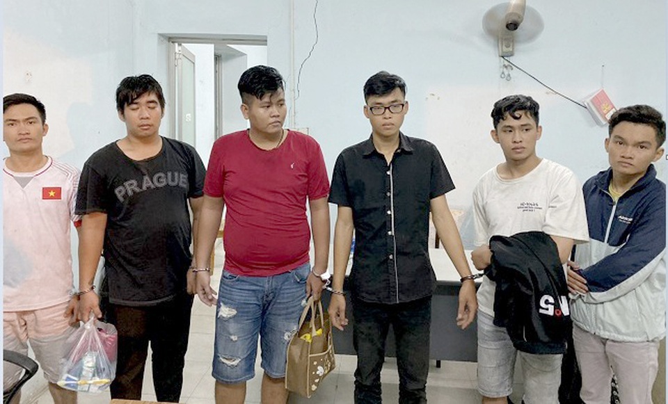 Công an TPHCM tìm 18 bị hại của băng cướp giả danh công an - 1 Công an TPHCM tìm 18 bị hại của băng cướp giả danh công an - 1