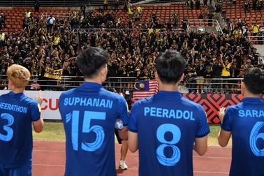 CĐV Malaysia hát mừng Thái Lan, mong "Voi chiến" đánh bại tuyển Việt Nam