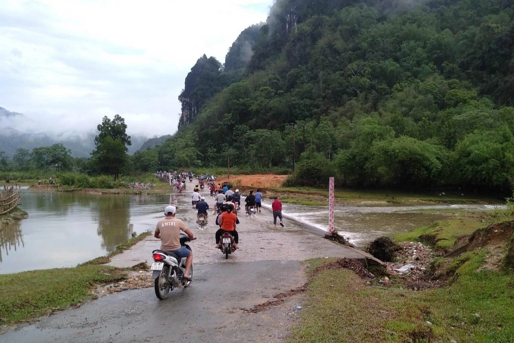 Nữ công nhân bị lũ cuốn trôi khi băng qua đập tràn - 1 Nữ công nhân bị lũ cuốn trôi khi băng qua đập tràn - 1