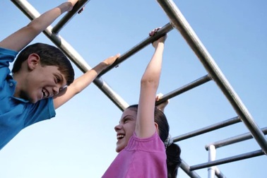 Trẻ em cần 10 phút vận động mạnh mỗi ngày