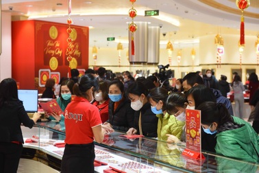 DOJI đã tặng 100.000 khẩu trang Nhật cho khách hàng trong ngày Thần Tài