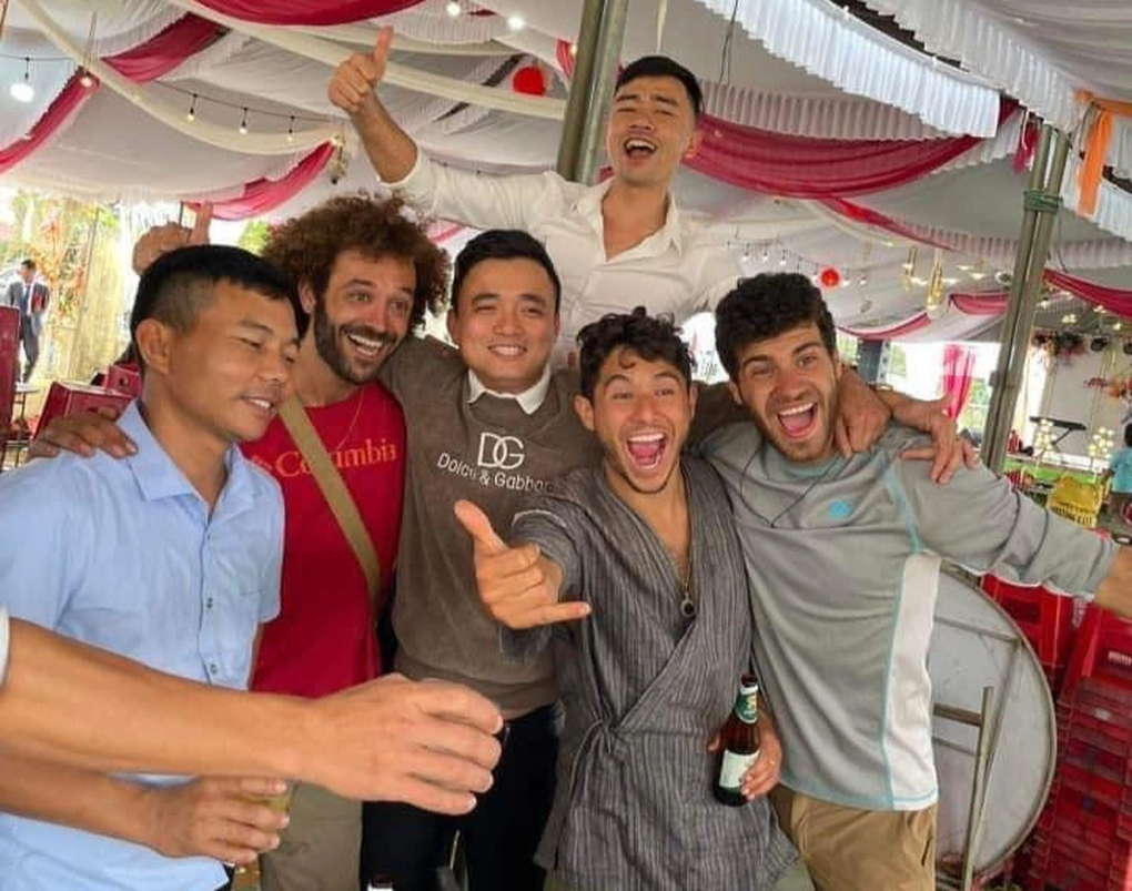 Khách Tây thích thú quẩy ké đám cưới ở Quảng Trị, mừng phong bì 100 USD - 2