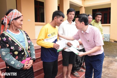 Báo Dân trí thăm và hỗ trợ người dân chịu thiệt hại do mưa lũ ở Điện Biên