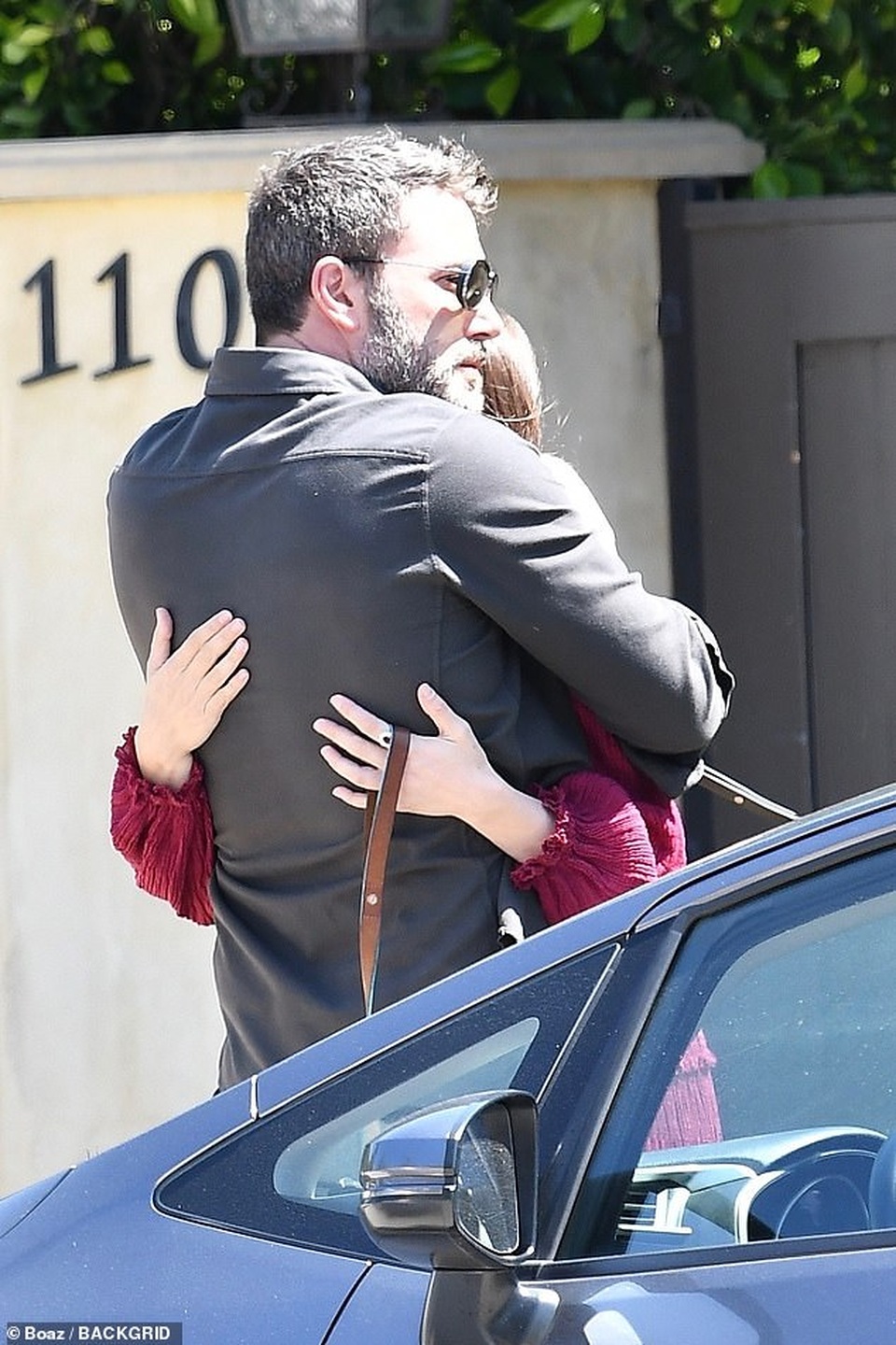 Ben Affleck hôn bạn gái trẻ trên phố - 5