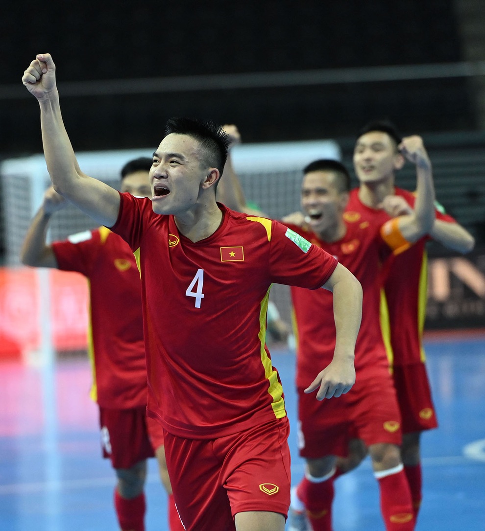 Bầu Tú bật khóc: Futsal Việt Nam không phụ lòng gia đình, người hâm mộ - 2 Bầu Tú bật khóc: Futsal Việt Nam không phụ lòng gia đình, người hâm mộ - 2