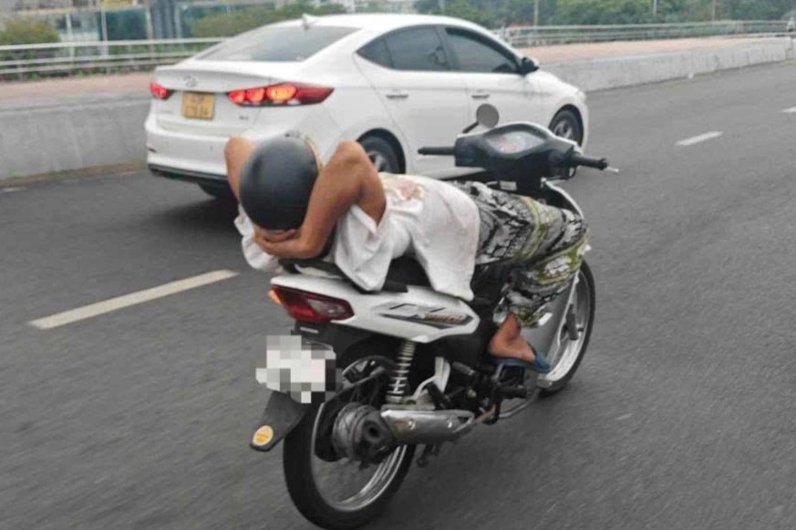 Xử lý “quái xế” thả 2 tay khi điều khiển xe máy trên cầu Rồng - 1