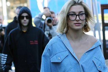 Justin Bieber và Hailey Baldwin vui vẻ đi ăn trưa sau khi quyết định lùi ngày làm đám cưới