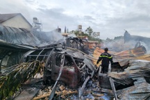 Cháy kho chứa dầu nhớt ở Lâm Đồng, nhiều ô tô bị thiêu rụi