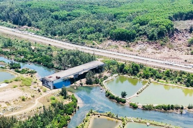 Tuyến đường 63 tỷ đồng làm 10 năm chưa xong vì vướng đường ống xăng dầu