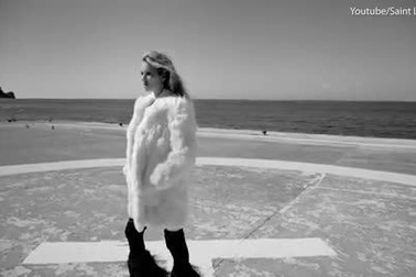 Kate Moss gợi cảm trong một clip quảng cáo thời trang hồi năm 2017