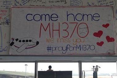 Máy bay Malaysia mất tích: Hoài nghi và giận dữ 