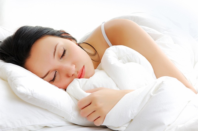 Ngủ ít nhất 6 - 8 tiếng mỗi ngày là điều vô cùng quan trọng để có một làn da khỏe đẹp. Giấc ngủ sẽ làm trẻ hóa làn da một cách tự nhiên và loại bỏ các lớp tế bào da chết, giúp cho làn da luôn sáng mịn mỗi ngày.