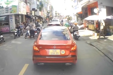 Đi ngược chiều đường, nam thanh niên còn hành hung người đi dúng