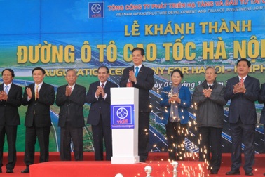 Thủ tướng phát lệnh thông xe cao tốc 6 làn hiện đại nhất Việt Nam