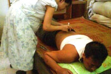 Tiêm dung dịch thuốc Nam tự chế: Một kiểu chữa bệnh rùng mình! 