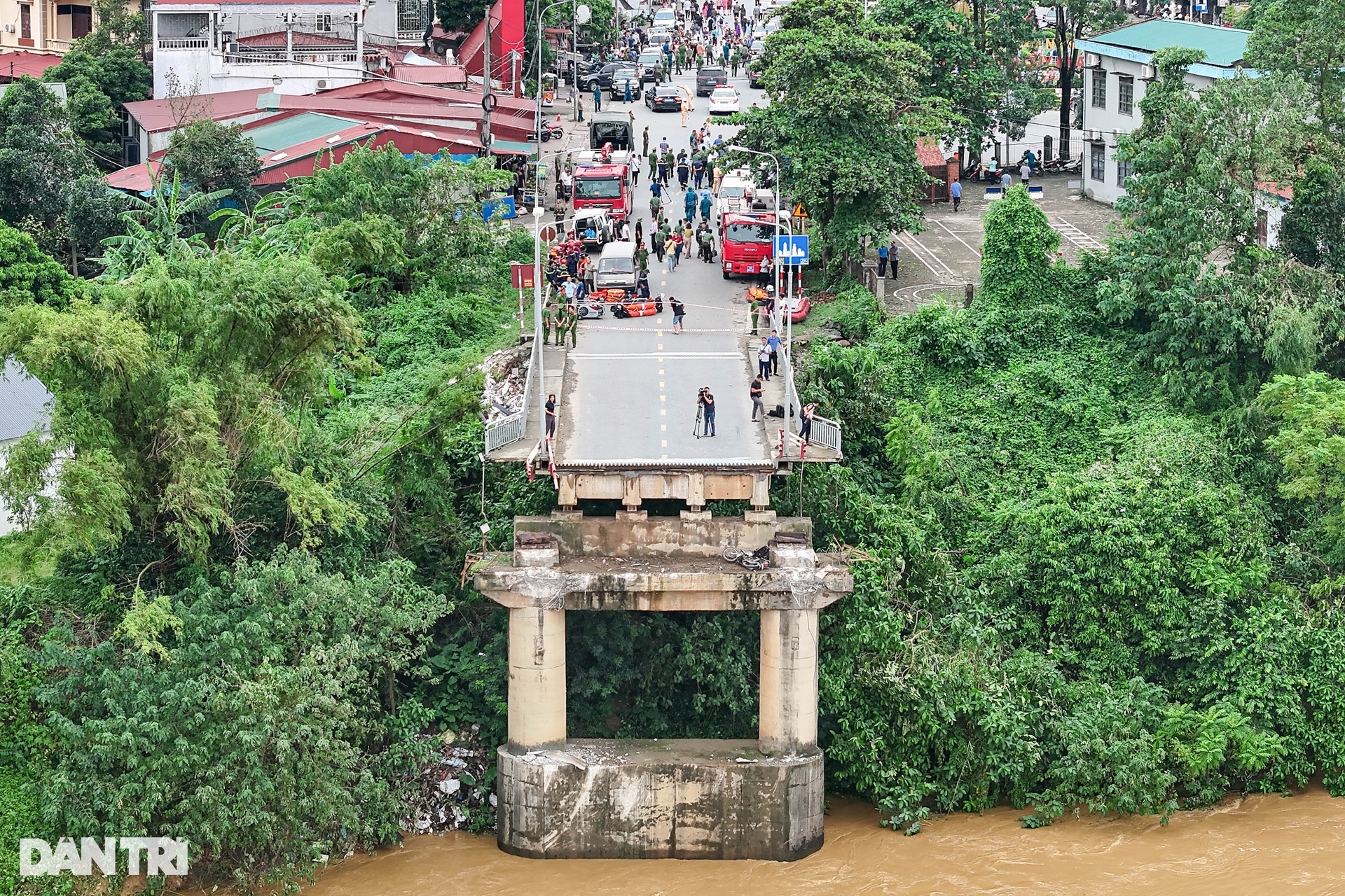 Công an truy tìm tung tích 7 người trong vụ sập cầu Phong Châu - 3