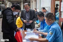 Đông người xếp hàng đổi Giấy phép lái xe ở Hà Nội dù có thể làm trực tuyến