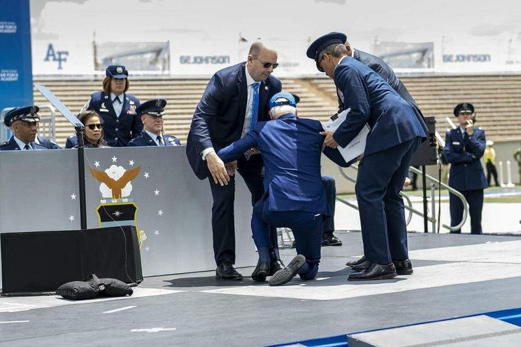 Tổng thống Mỹ Biden vấp ngã trên sân khấu - 1 Tổng thống Mỹ Biden vấp ngã trên sân khấu - 1