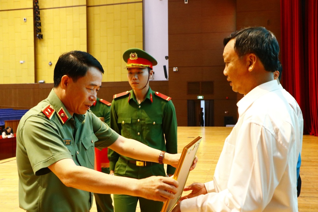 Gần 20.000 công nhân Bình Dương tham gia Đội xung kích ANTT - 3 Gần 20.000 công nhân Bình Dương tham gia Đội xung kích ANTT - 3
