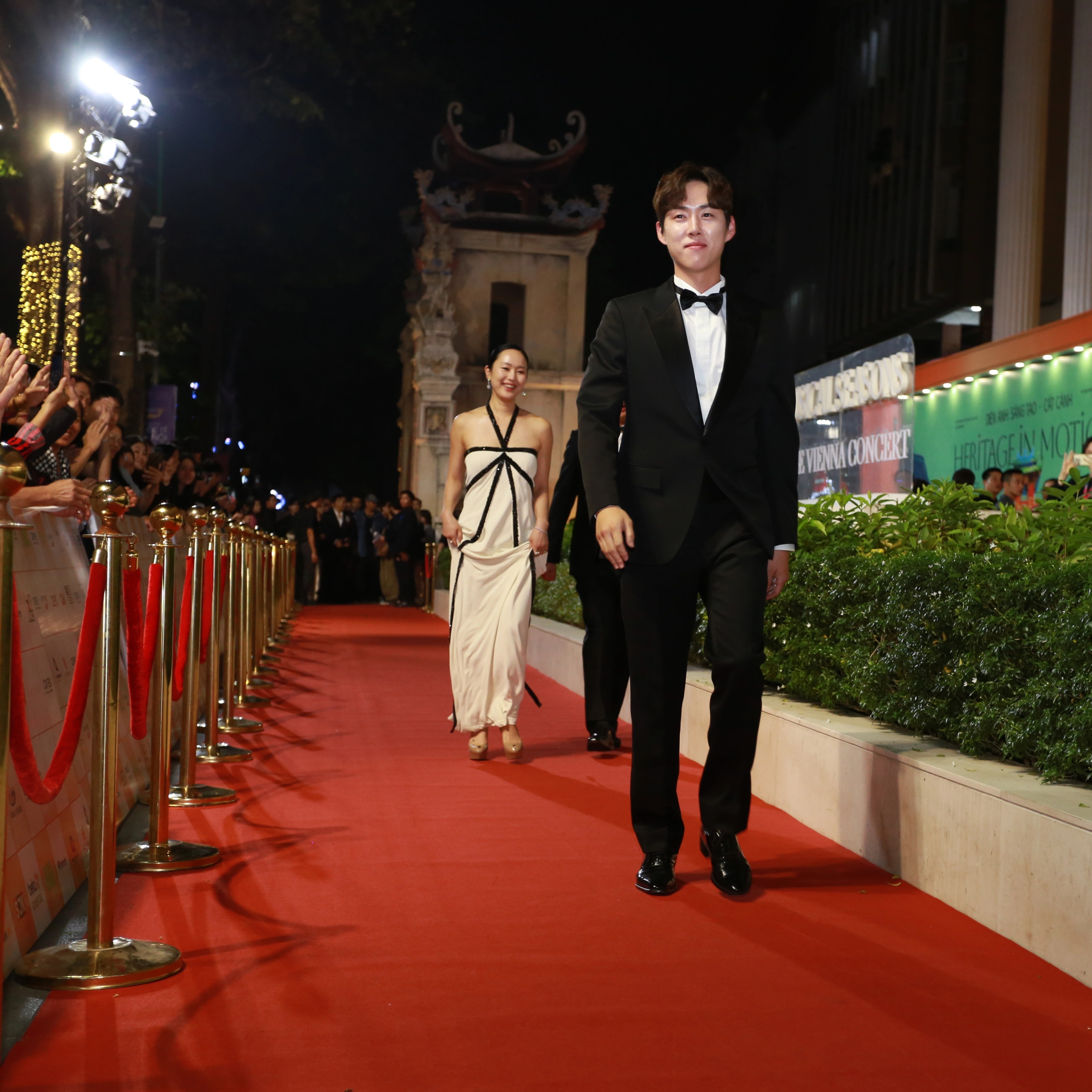 Chai Long Vu luce elegante y Khanh Ly radiante en la alfombra roja del Festival Internacional de Cine de Hanoi - 7 Chải Long Vũ bảnh bao, Khánh Ly rạng rỡ trên thảm đỏ LHP Quốc tế Hà Nội - 7