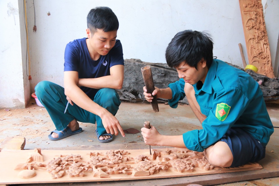 Chàng trai làng “thổi hồn” vào gỗ, kiếm hàng trăm triệu đồng mỗi năm - 9 Chàng trai làng “thổi hồn” vào gỗ, kiếm hàng trăm triệu đồng mỗi năm - 9