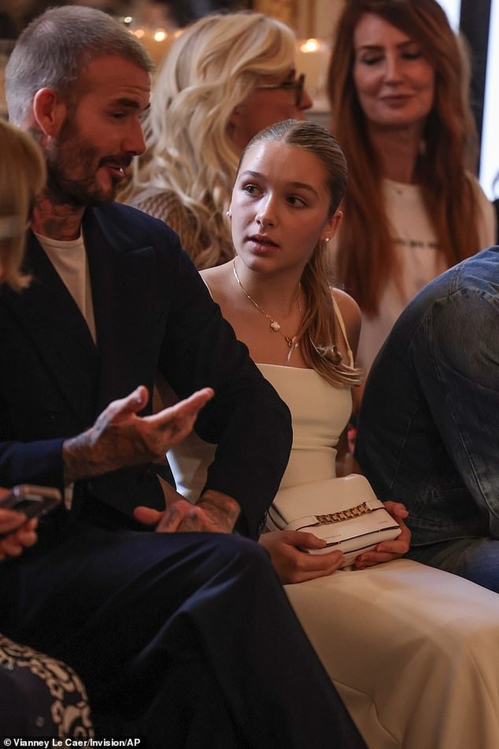 Harper Beckham biết làm điệu, được mẹ thiết kế váy đắt tiền đi dự sự kiện - 5 Harper Beckham biết làm điệu, được mẹ thiết kế váy đắt tiền đi dự sự kiện - 5
