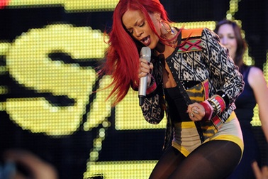 Rihanna khoe tóc dài ép thẳng