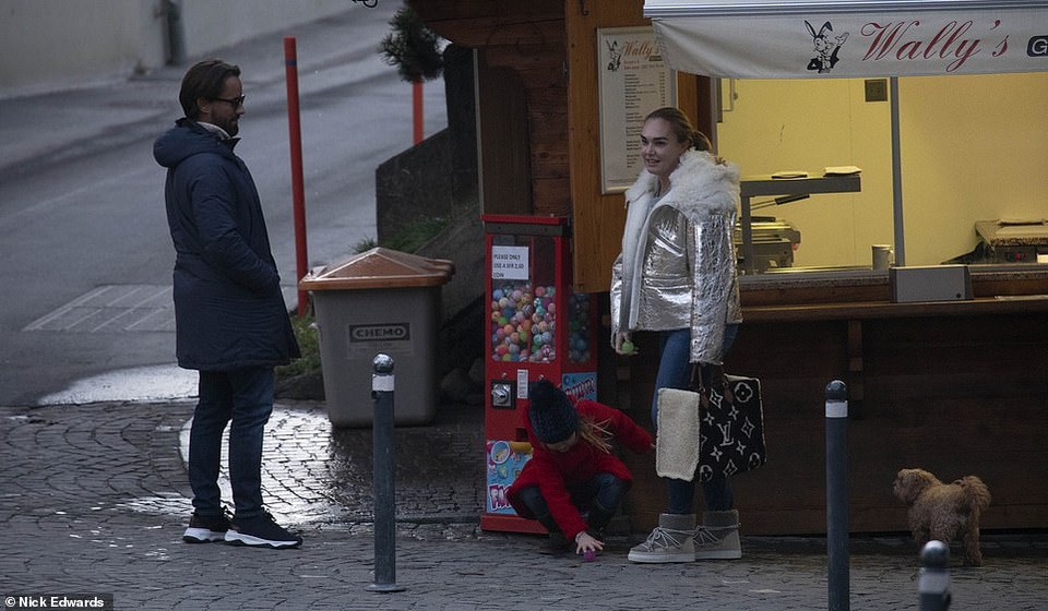 Con gái tỷ phú F1 vui vẻ đi nghỉ giáng sinh sau khi nhà bị mất trộm - 2 Con gái tỷ phú F1 vui vẻ đi nghỉ giáng sinh sau khi nhà bị mất trộm - 2