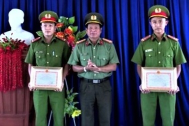 Bạc Liêu: Khen đột xuất 2 công an cứu thiếu nữ nhảy cầu tự tử