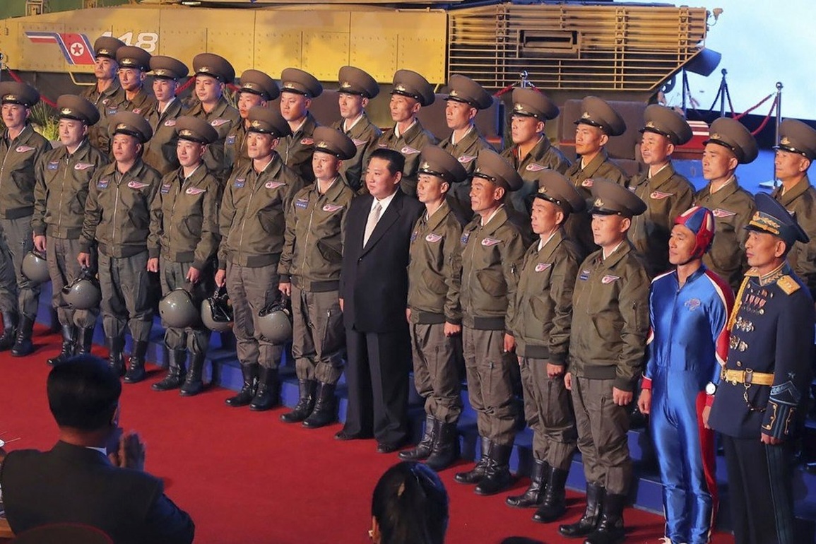 Triều Tiên kêu gọi binh sĩ bảo vệ ông Kim Jong-un bằng cả mạng sống - 1 Triều Tiên kêu gọi binh sĩ bảo vệ ông Kim Jong-un bằng cả mạng sống - 1