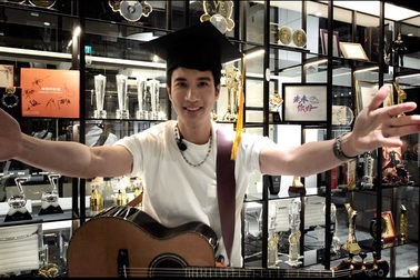 Vương Lực Hoành trình diễn "mộc" với nhạc cụ