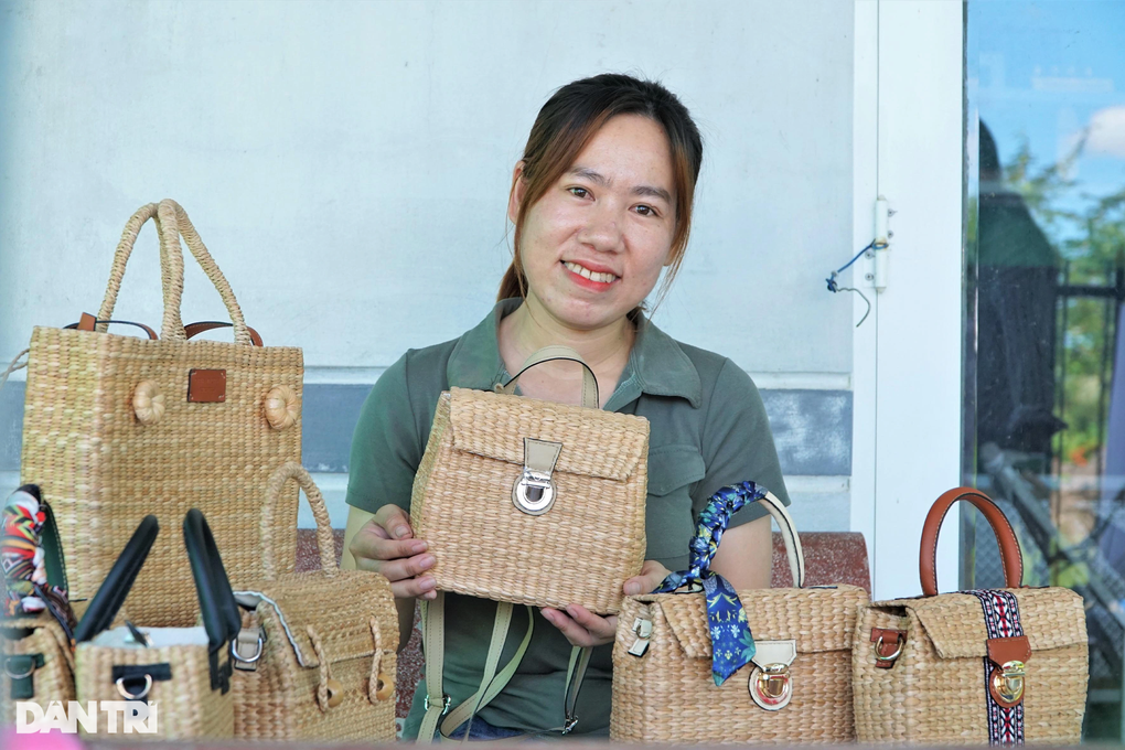 Gom thứ 0 đồng chế thành món đồ nửa triệu đồng/chiếc, chị em công sở mê tít - 2 Gom thứ 0 đồng chế thành món đồ nửa triệu đồng/chiếc, chị em công sở mê tít - 2