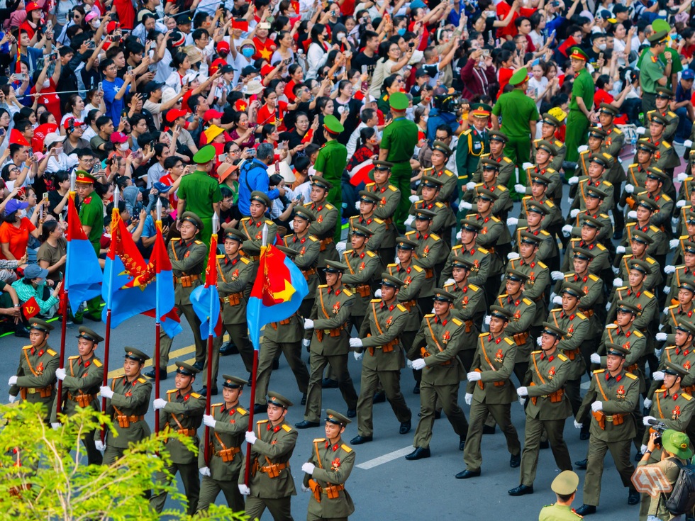 Nam sinh tạo cơn sốt với bộ ảnh diễu binh: Kiếm tiền giỏi, mơ làm nhà báo - 4