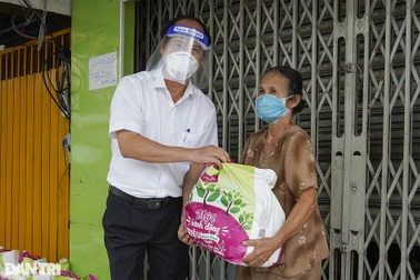 2.000 túi an sinh được trao cho người dân vùng dịch TPHCM