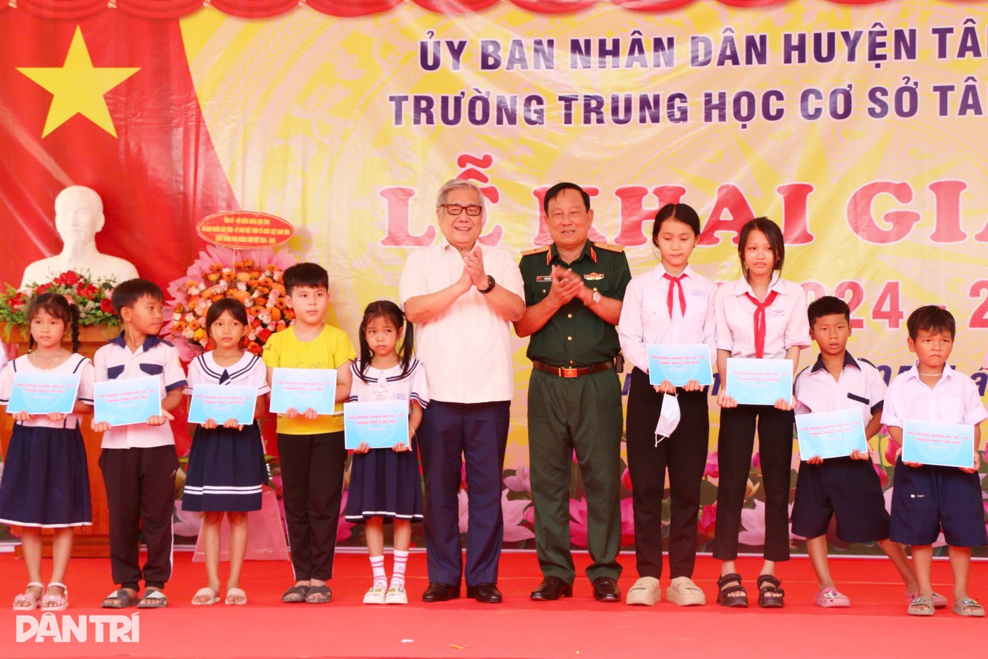 Trao 500 thẻ bảo hiểm y tế đến học sinh vùng biên giới Đồng Tháp - 10 Trao 500 thẻ bảo hiểm y tế đến học sinh vùng biên giới Đồng Tháp - 10