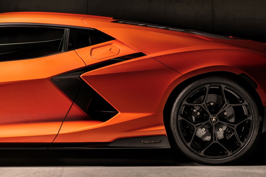 Revuelto LB744 đưa Lamborghini vào thế giới siêu xe trên 1.000 mã lực - 10 Revuelto LB744 đưa Lamborghini vào thế giới siêu xe trên 1.000 mã lực - 10