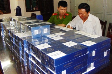 Công nhân nhà máy thuốc lá buôn thuốc lá lậu